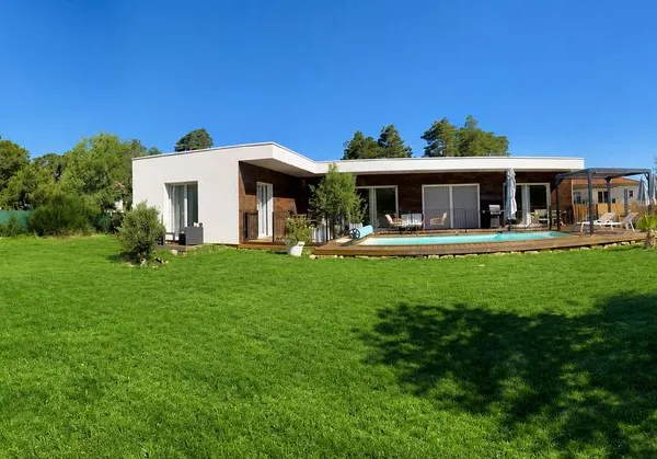 Belle Villa récente et contemporaine