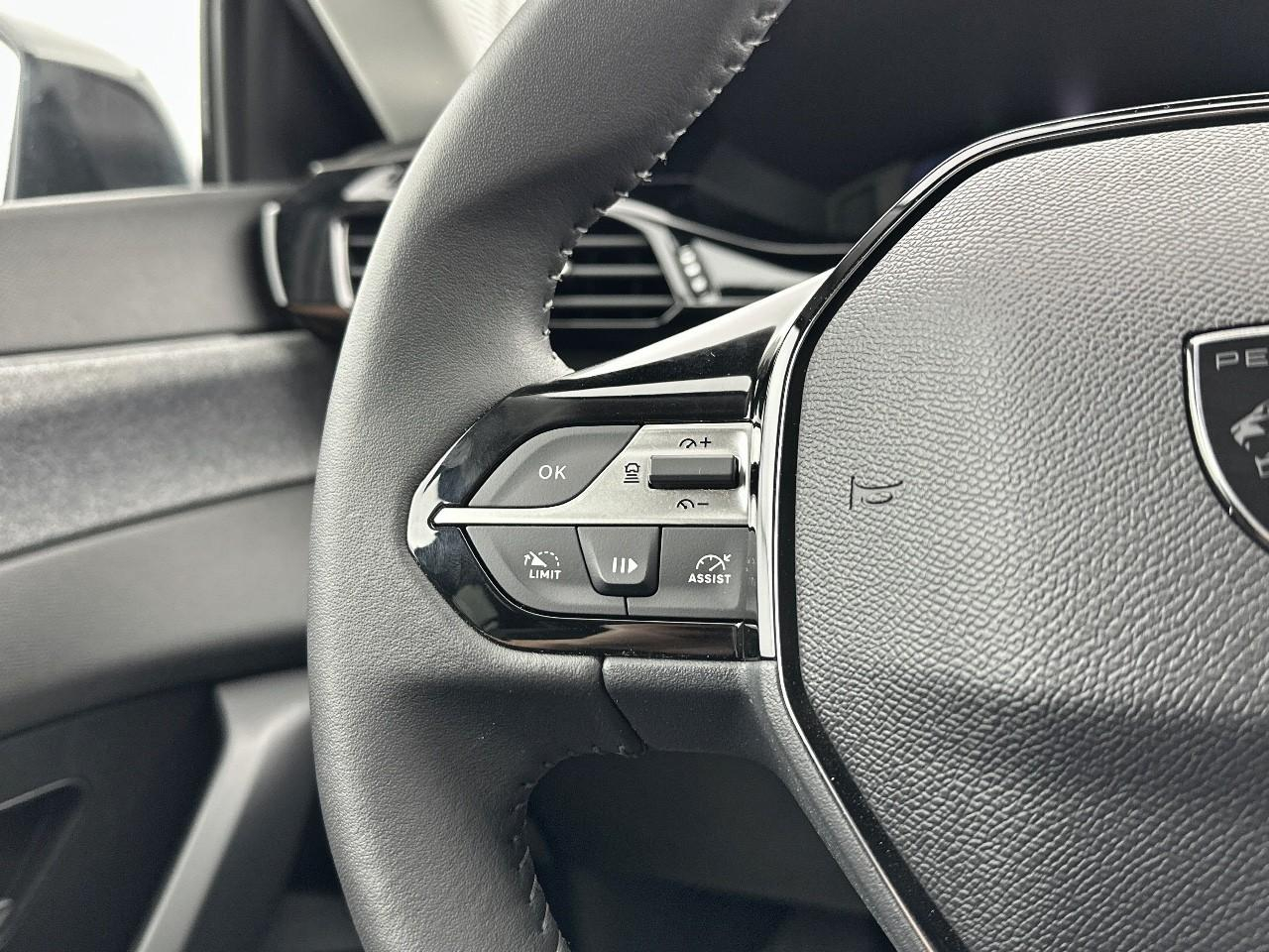 Peugeot 308 hybrid 145 e-dcs6 allure — photo 18
