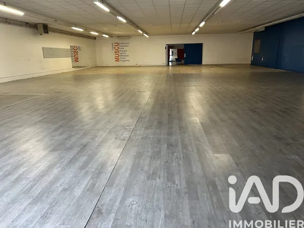 Local 1 pièce 900 m²