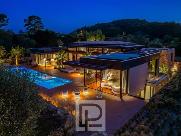 Propriété contemporaine d'exception au coeur d'un domaine privé