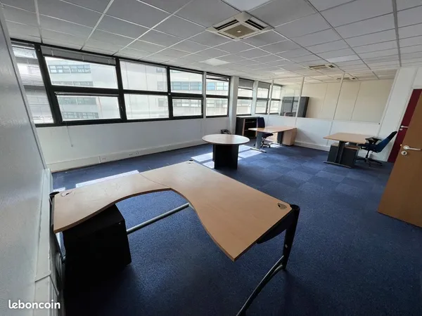 BUREAUX CLIMATISÉS À LOUER à 50m de PARIS (306 m2, meublés si besoin, places de parking)
