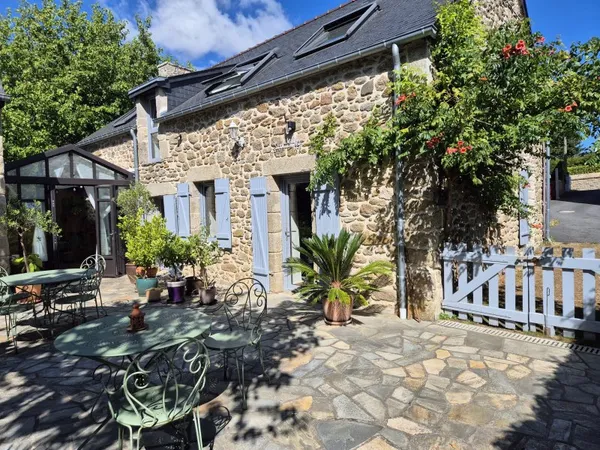 Vends maison de caractère,6 pièces, 4 chambres jardin intimiste, 100m de la plage, 15mn du bourg à p