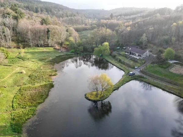 Une vue imprenable sur le lac, le tout dans un pavillon indépendant niché au coeur de magnifiques ja