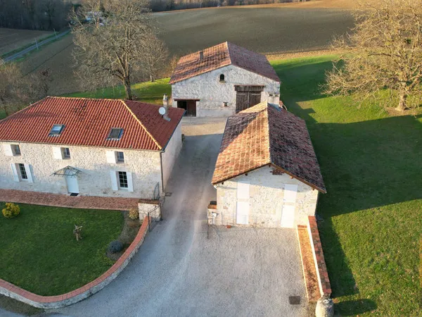 maison en pierre avec dépendances