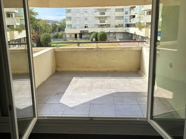 Saint priest grand t3 / terrasse / parking