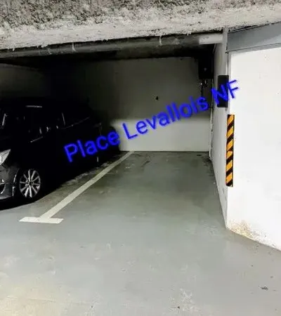 Place avec borne de recharge électrique