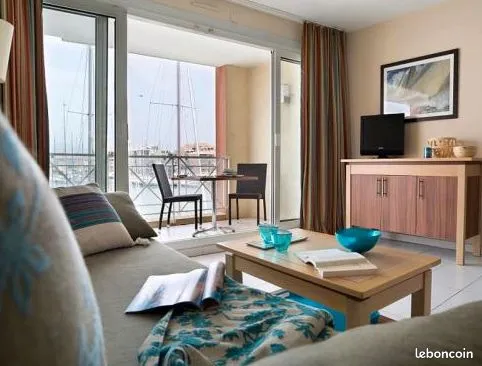 DEAL RETRAITES - PORT FREJUS NOV 26 à MARS 27 - T2/3 CALME ENTRETENU MEUBLE EQUIPE- TERRASSE VUE PAN