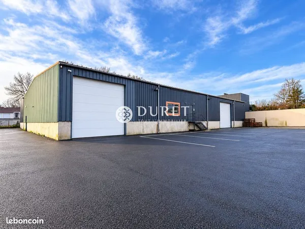Local 902 m² Rives de l'Yon
