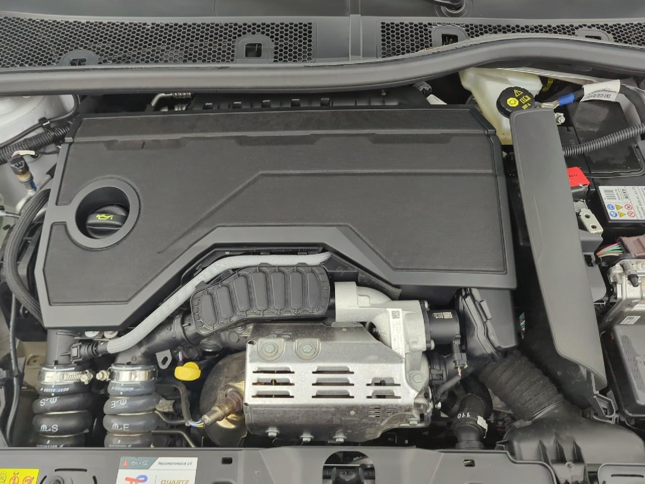 Peugeot 2008 hybrid 145 ch e-dcs6 allure — photo 16