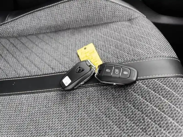 Peugeot 2008 hybrid 136 e-dcs6 allure — photo 16