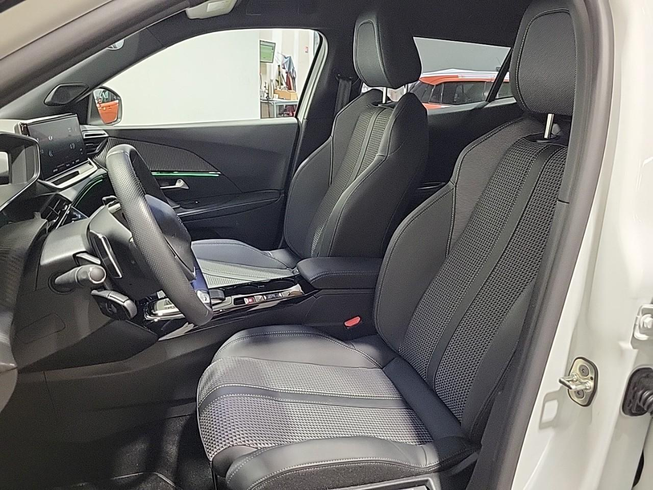 Peugeot 2008 puretech 130 s&s eat8 gt — photo 10