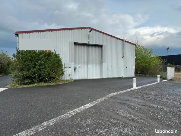 Local commercial 900 m² AUBIÈRE