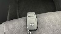 Toyota Yaris 116h Design 5p MY22 — photo 16