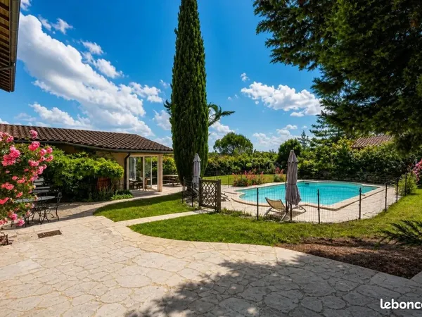 Maison 10 pièces 236 m²