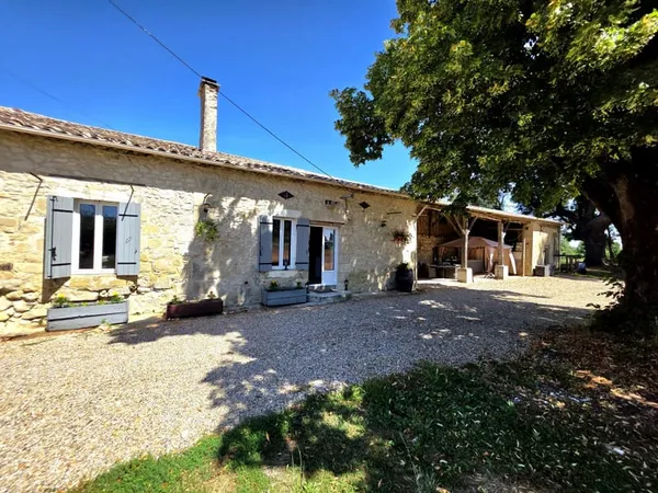 Maison de caractère en pierre rénovée avec vaste grange, près de Lauzun