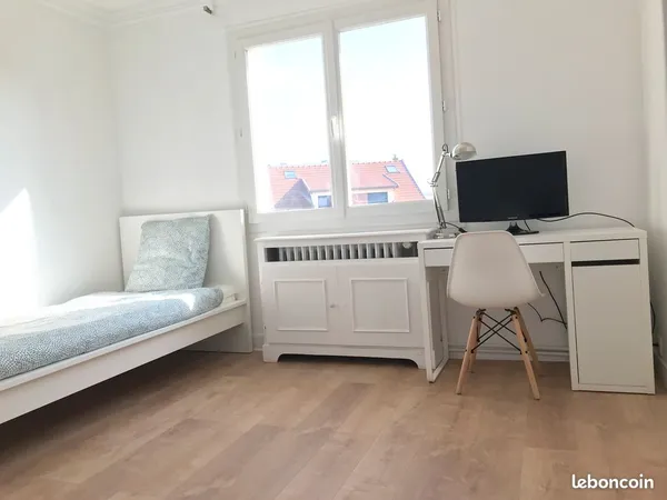 Chambre 12m2 récemment rénovée proche de commerces et transports