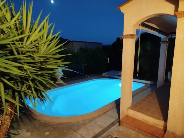 Maison de plein pied piscine jardin