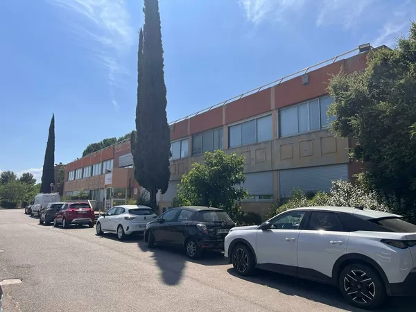 Local professionnel 883 m²