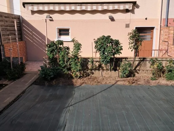 QUARTIER MADELEINE , maison type Leroi-Haricot en bon état général avec garage , jardin et parking