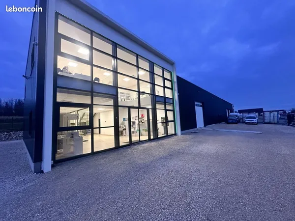À LOUER - Cellule d'activité neuve haut de gamme de 589 m²