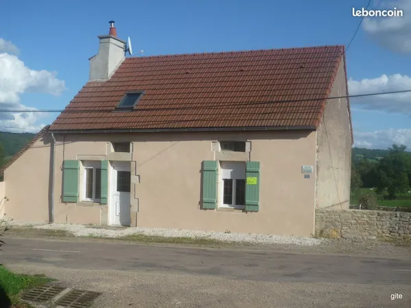 Maison indépendante et cour fermée