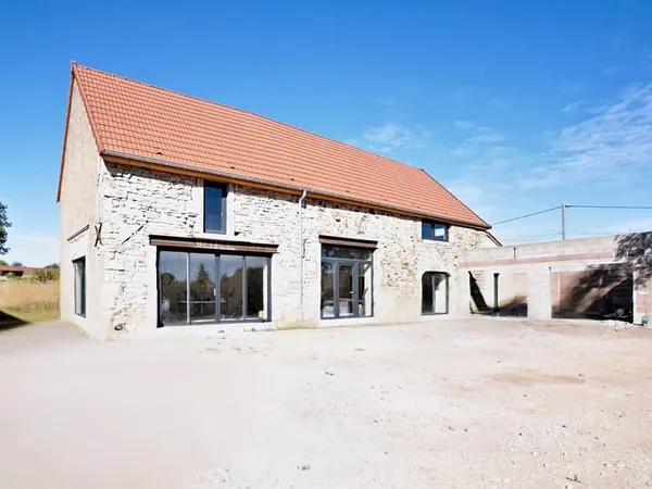 Maison de 230 m2 sur 763 m2 de parcelle à AUXY (71)