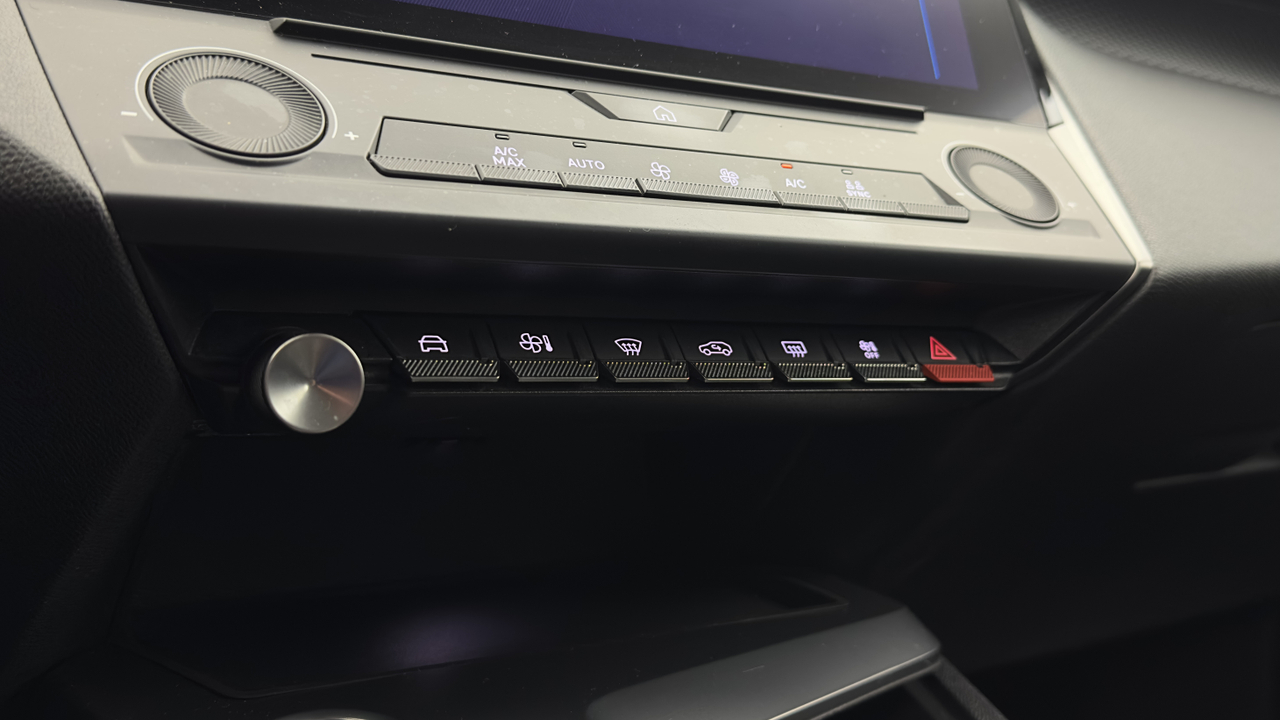 Peugeot 308 SW PHEV 180 e-EAT8 — photo 27