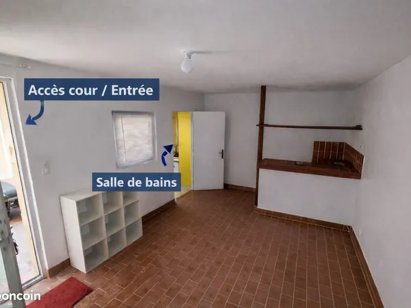 BLAYE Studio centre ville avec cour privative