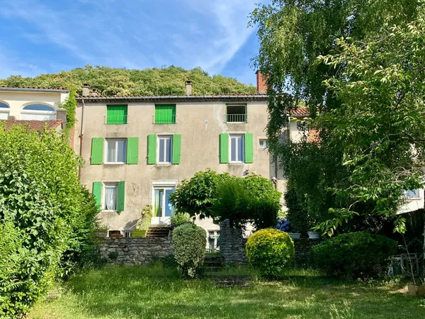 Immeuble 4 logements avec jardin attenant