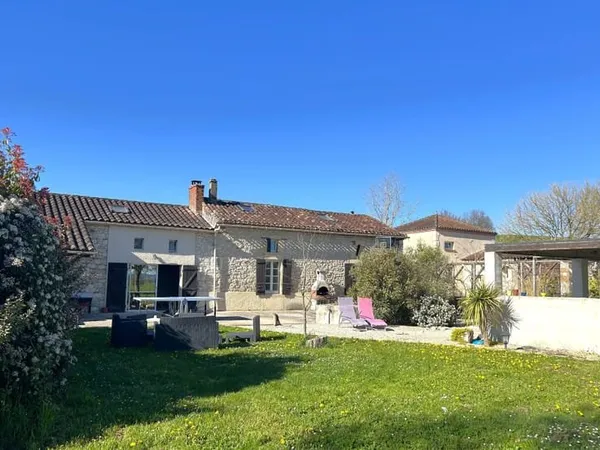 Charmant ensemble en pierre avec deux maisons et deux piscines