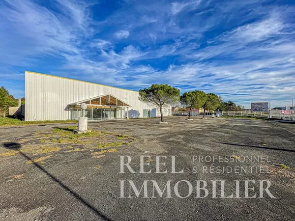 Local commercial de grande surface avec parking - Emplacement n 1