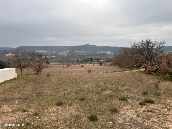 Terrain constructible 810 m² viabilisé - Vue exceptionnelle sur le Colorado Provençal