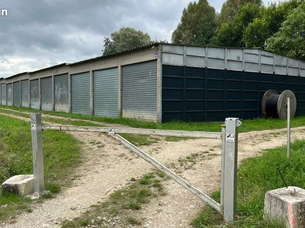 Grand garage à louer à Véretz