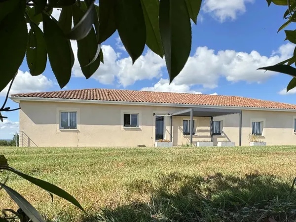Villa de 2017 avec 2 Ha et vue sur les Pyrénées
