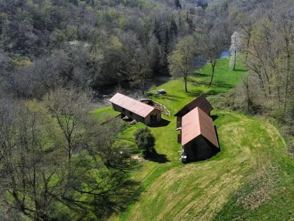 Moulin et ses 2 maisons isolés au coeur des bois