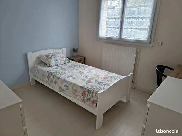 Chambre meublée
