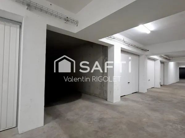 Garage de 18 m² - Résidence de 2025 avec caméras.