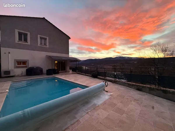 PROVENCE - Belle propriété avec piscine chauffée, vue panoramique et appartement indépendant