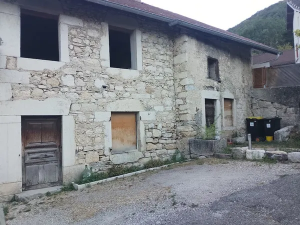 Maison en pierre à renover entièrement