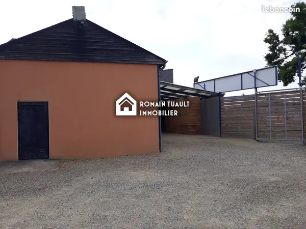 Local commercial 750 m² Château-Gontier-sur-Mayenne
