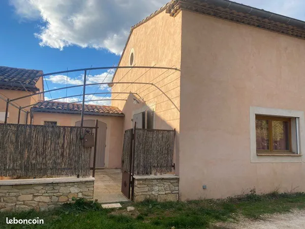 Maison de campagne mitoyenne - env. 80 m² - 1 chambre - proche de Pernes-les-Fontaines