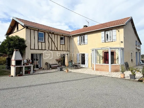 Maison de campagne implantée sur un terrain de 6000 mètres avec piscine, garage et poulailler et un 