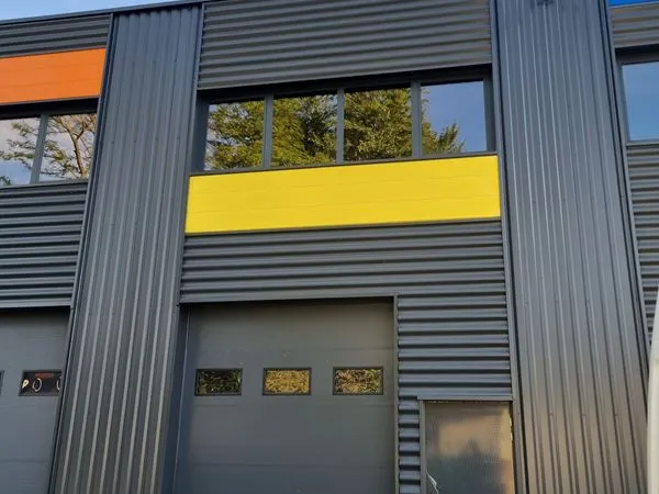 Dépôt neuf 156 m² - mezzanine - porte automatique - parkings
