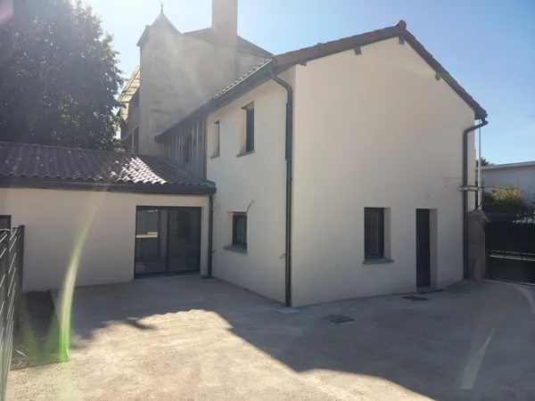 Idéalement située dans un quartier prisé de Mâcon cette maison entièrement rénovée vous séduira.