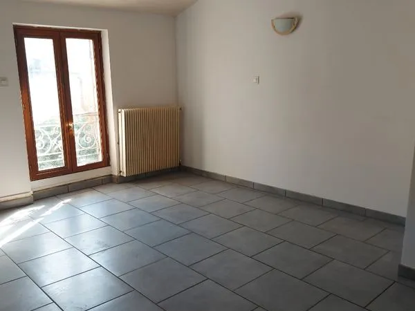 À louer appartement T2 . Chambre, salon, cuisine salle de bain. 1 étage. Près du jardin des arènes. 