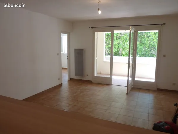 T2 non meublé 45 m2 + terrasse + parking