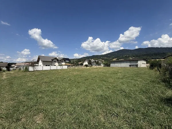 Terrain à bâtir plat de 817 m² Cranves-Sales
