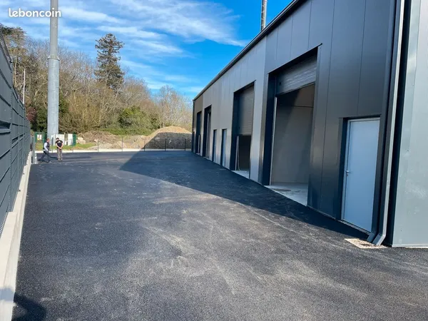 LOCAL D'ACTIVITÉ 175 m² - VISIBILITÉ DIRECTE 89