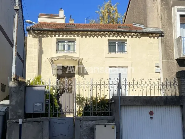 MAISON 3 CHAMBRES AVEC GARAGE, VERANDA ET COUR