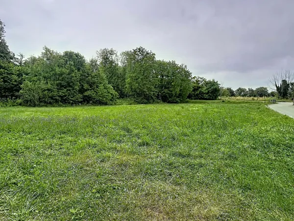 Village très recherché avec école et Commerces